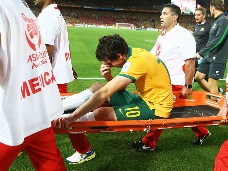 Ende auf der Trage: Leverkusens australischer Angreifer Robbie Kruse beim Finale des Asien-Cups. 
