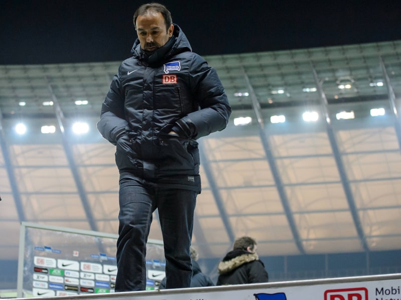 Abgang aus dem Berliner Olympiastadion: Jos Luhukay ist nicht mehr Trainer der Herthaner.