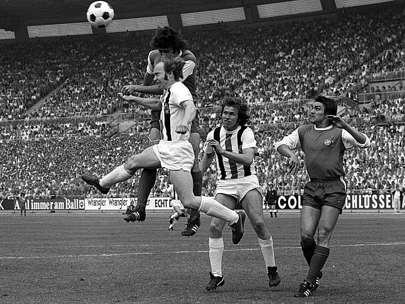 1973: Bernd Rupp (vorne im Kopfballduell) hatte die Seiten gewechselt und traf auf den FC.