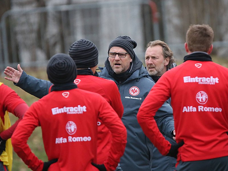 Muss seine Defensive umbauen: Eintracht-Coach Thomas Schaaf schw&#246;rt sein Team auf Schalke ein. 
