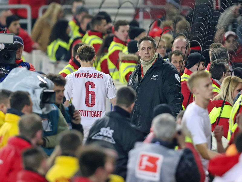 Trost inmitten entt&#228;uschter VfB-Fans: Stuttgarts Georg Niedermeier.