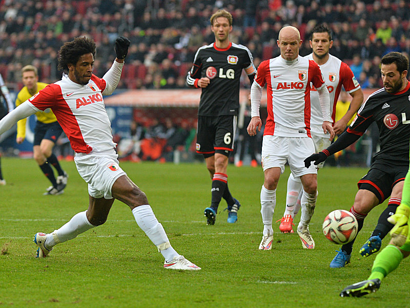 Augsburgs Caiuby trifft gegen Leverkusen zum zwischenzeitlichen 1:1.