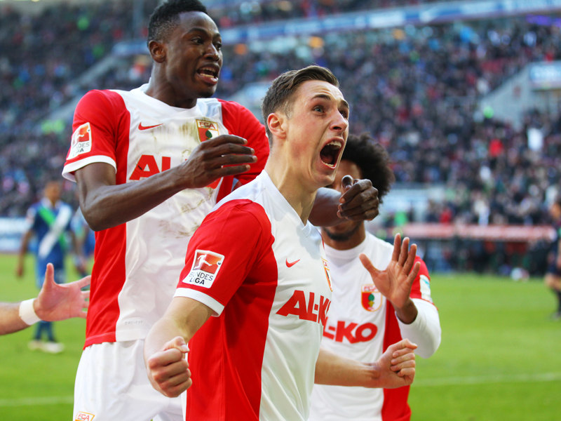Premierentreffer: Augsburgs Dominik Kohr (Mitte) feiert sein erstes Bundesliga-Tor. 