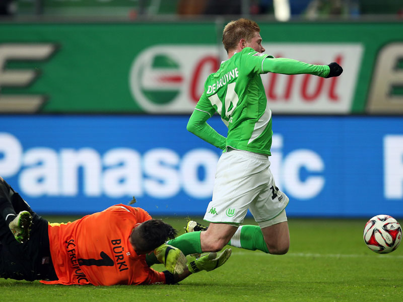 Nur mit unfairen Mitteln zu halten: Wolfsburgs Kevin De Bruyne wird im Strafraum von Freiburgs Roman B&#252;rki gelegt.