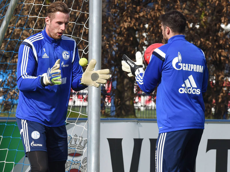 Klein anfangen: Schalke-Keeper Ralf F&#228;hrmann am Dienstag bei Koordinations&#252;bungen mit dem Tennisball. 