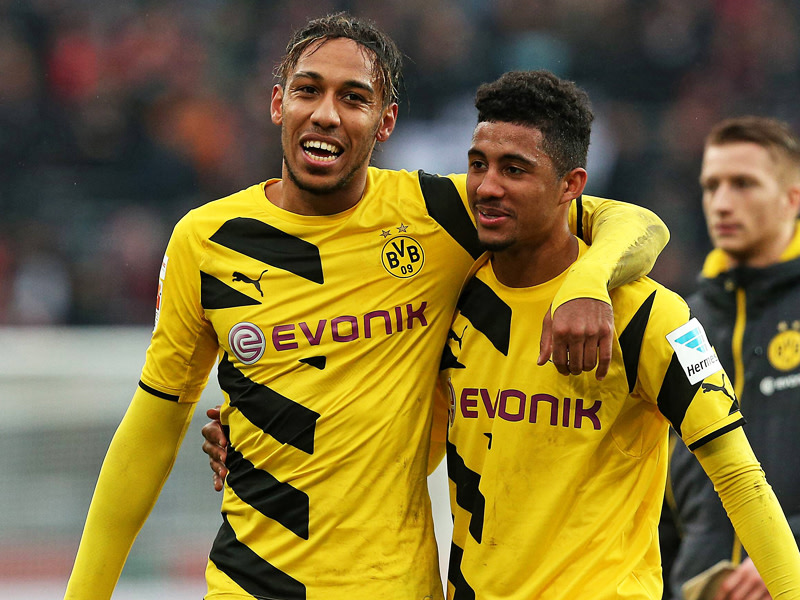 Ein Sieg zur Premiere: Dortmunds Youngster Jeremy Dudziak feiert gemeinsam mit Pierre-Emerick Aubameyang (li.). 