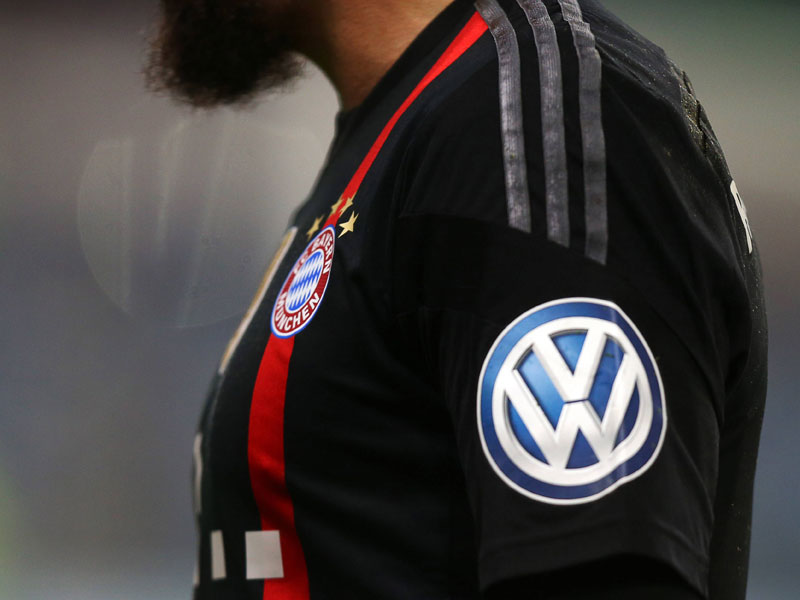 Das VW-Emblem auf einem Bayern-Trikot. Der Konzern ist &#252;ber Audi am Rekordmeister beteiligt.