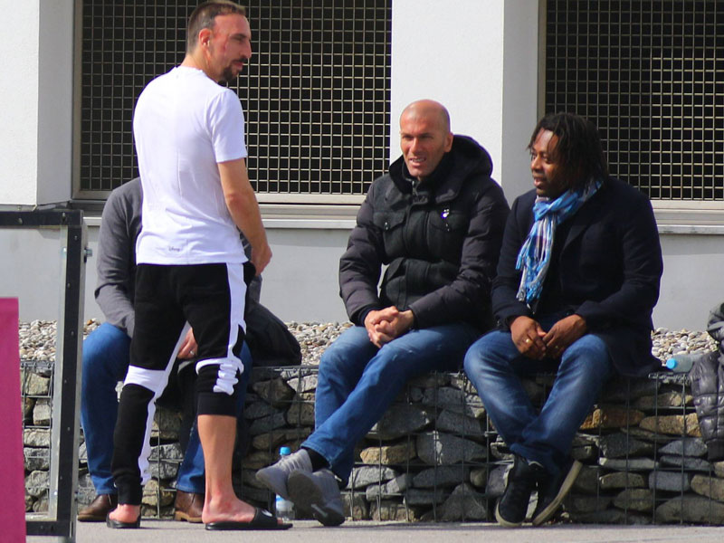 Franck Ribery im Gespr&#228;ch mit seinem Landsmann Zinedine Zidane (Mi.).