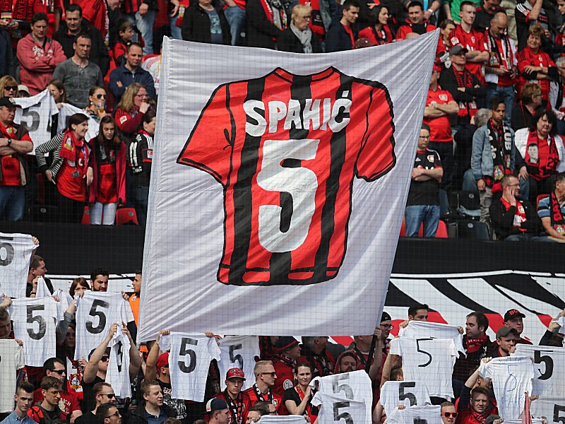 Leverkusens Fans w&#252;rdigten Emir Spahics Leistung.