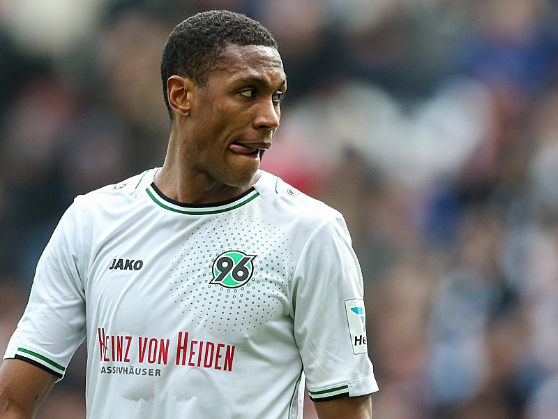 Der Blick von Hannovers Marcelo richtet sich nach Wolfsburg - und nach Frankfurt.