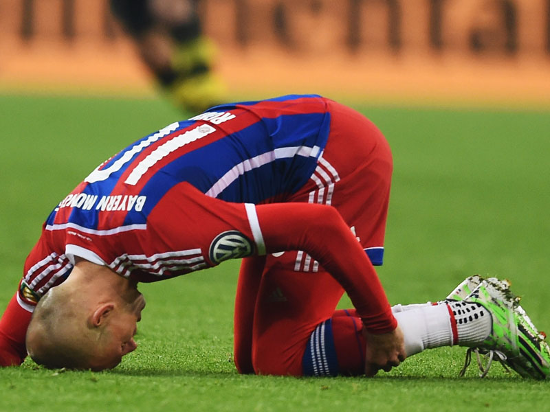 Schmerz lass nach: Arjen Robben greift sich ans l&#228;dierte Bein. 
