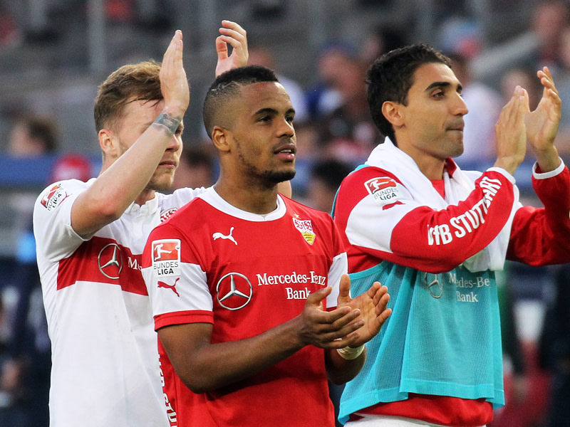 &quot;Sch&#246;n wieder bei der Mannschaft zu sein&quot;: Mohammed Abdellaoue (re.) feiert mit Didavi und Maxim (li.) den VfB-Sieg gegen Mainz. 