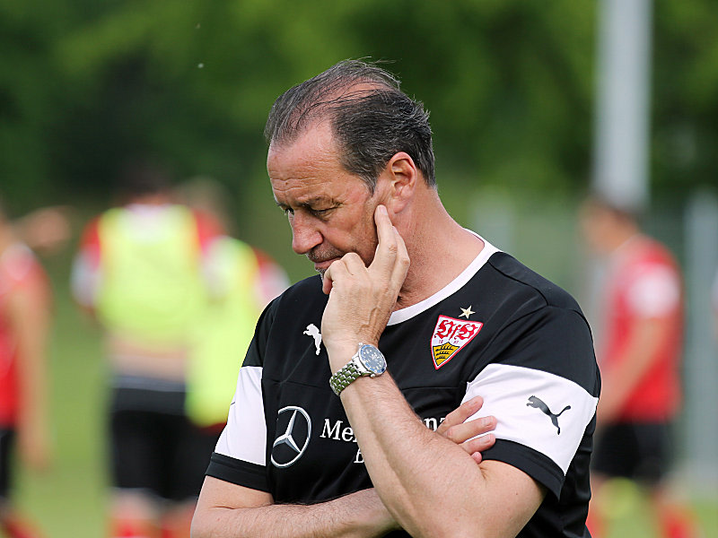 Wusch seinen Spielern im Training mal kurz den Kopf: VfB-Coach Huub Stevens. 