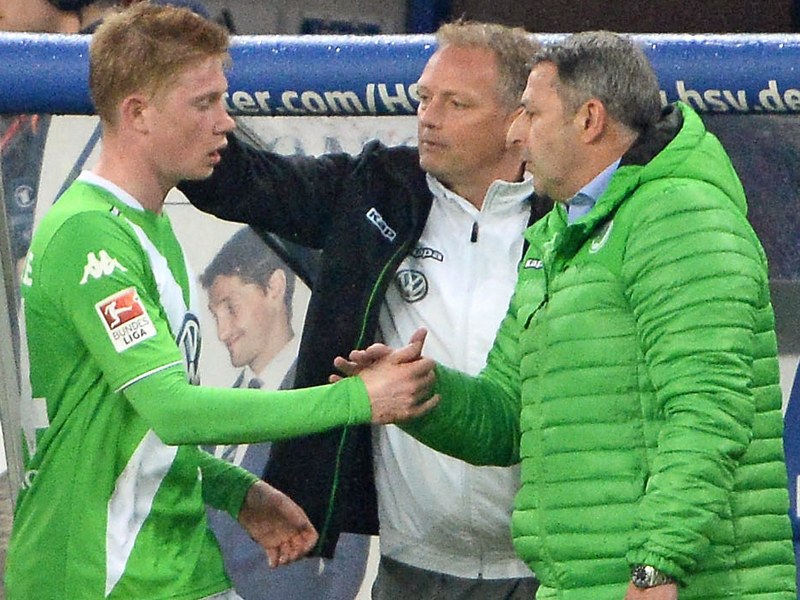 Handschlag von Kevin De Bruyne (li.) und VfL-Manager Klaus Allofs (re.).