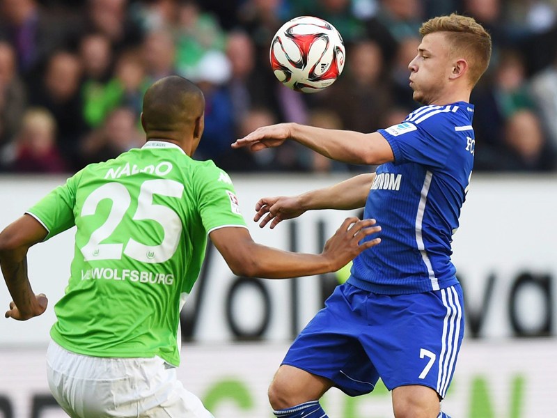 Es winkt die Startelf: Schalkes Max Meyer, hier rechts gegen Wolfsburgs Naldo, darf gegen Paderborn wohl von Beginn an ran.