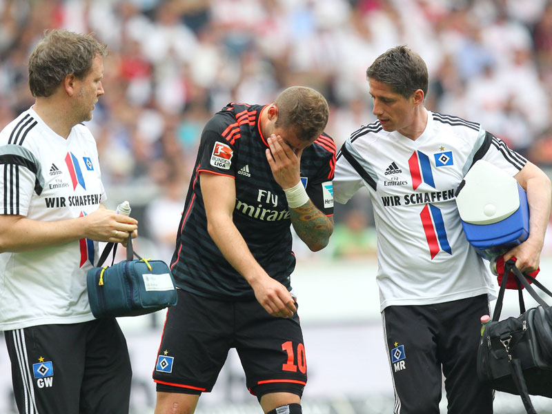 Schulterschmerzen: Pierre-Michel Lasogga &#252;berstand das HSV-Gastspiel in Stuttgart nicht unbeschadet.