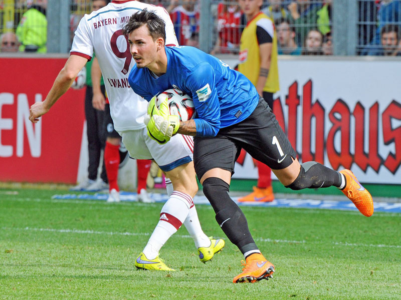 Gegen die Bayern fast immer auf der Hut: Freiburgs Torwart Roman B&#252;rki.