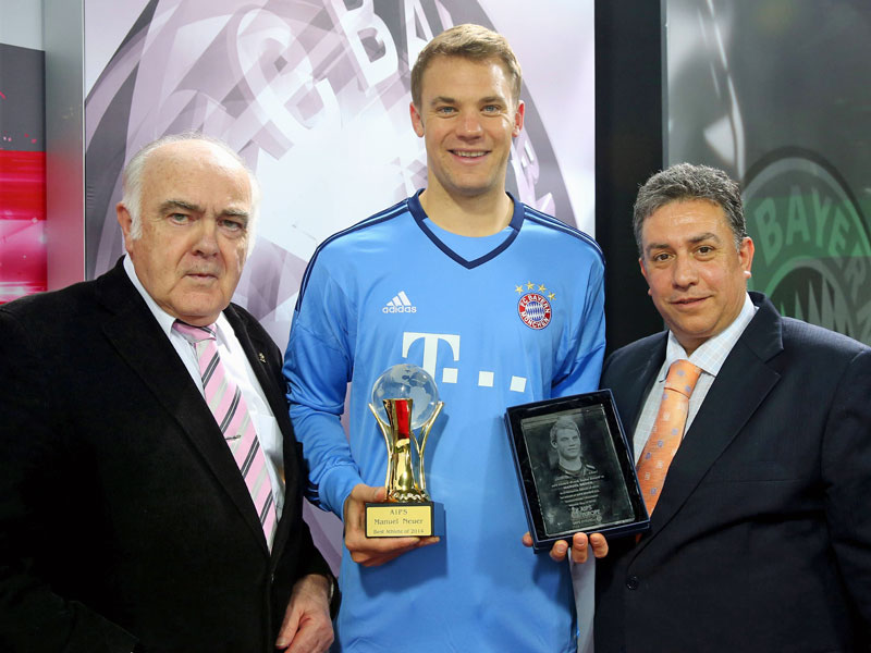 Strahlender und gewohnt bescheidener Sieger: F&#252;r Manuel Neuer (Mitte) wirkt das erfolgreiche Jahr 2014 immer noch nach.