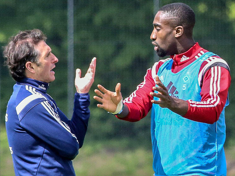 Diskussion mit dem Abwehrchef: HSV-Trainer Bruno Labbadia in Malente beim Gespr&#228;ch mit Johan Djourou. 