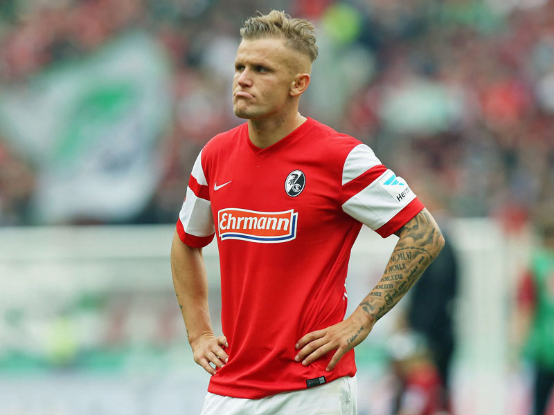 Konsterniert: Nach der Pleite in Hannover muss der SC Freiburg absteigen, Jonathan Schmid ist bedient.