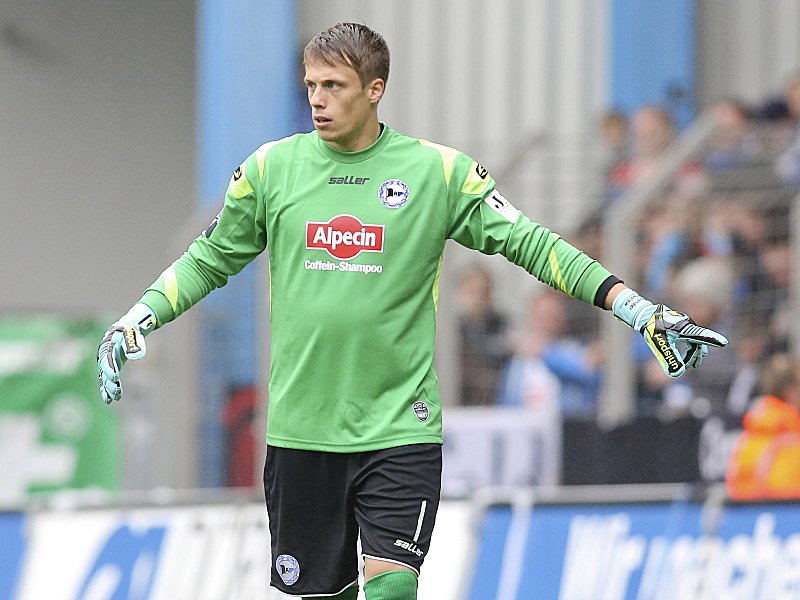 Arminia Bielefelds Pokalheld Alexander Schwolow wurde vom SC Freiburg in den Breisgau zur&#252;ckbeordert.