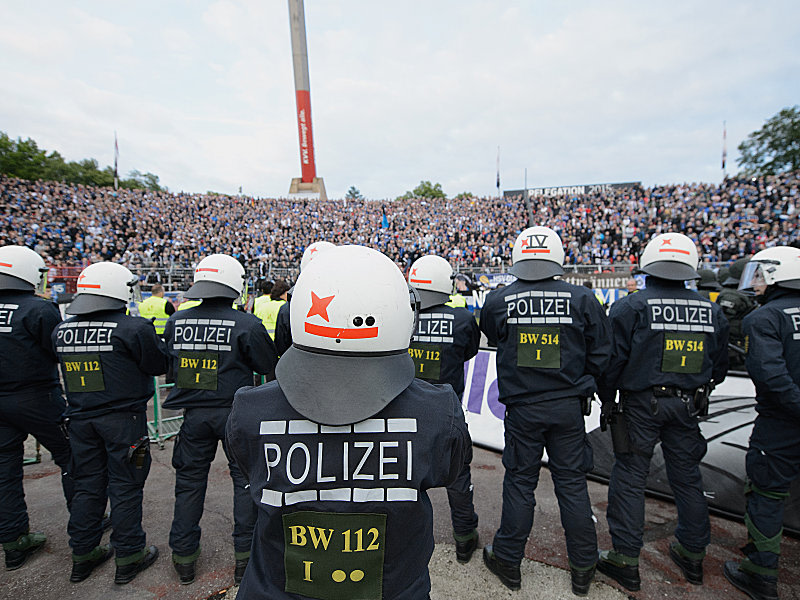 Gro&#223;aufgebot: Mehrere Hundertschaften Polizei  wurden in Karlsruhe schon im Innenbereich eingesetzt.