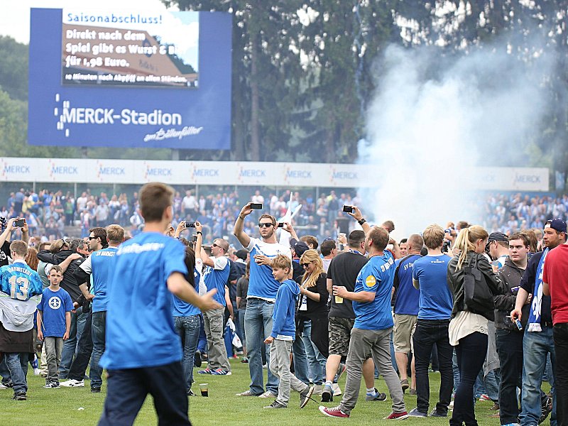 Darmst&#228;dter Fans auf dem Platz nach dem Aufstiegsspiel gegen St. Pauli. 