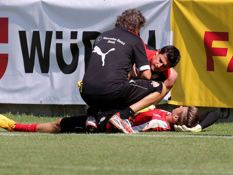 Ungewollt am Boden: Mitchell Langerak wird am Sonntag im VfB-Training behandelt.