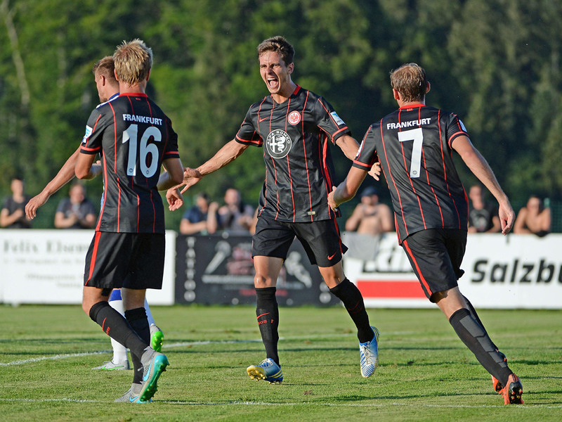 Johannes Flum (Mitte) bejubelt mit seinen Teamkollegen seinen Treffer zum zwischenzeitlichen 1:1. 