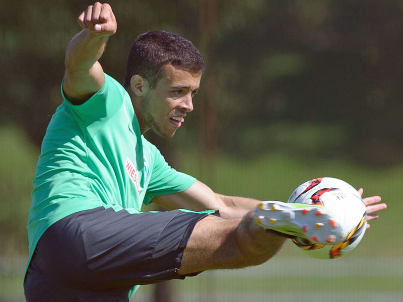 Hier noch im Werder-Gr&#252;n, ab Montag im Schalker K&#246;nigsblau: Franco di Santo bestreitet seinen ersten Test f&#252;r S04.