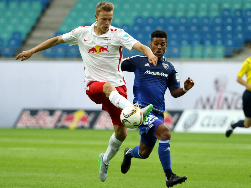 Testspielsieg: Leipzig und Lukas Klostermann (li.) waren Ingolstadt und Elias Kachunga einen Schritt voraus.