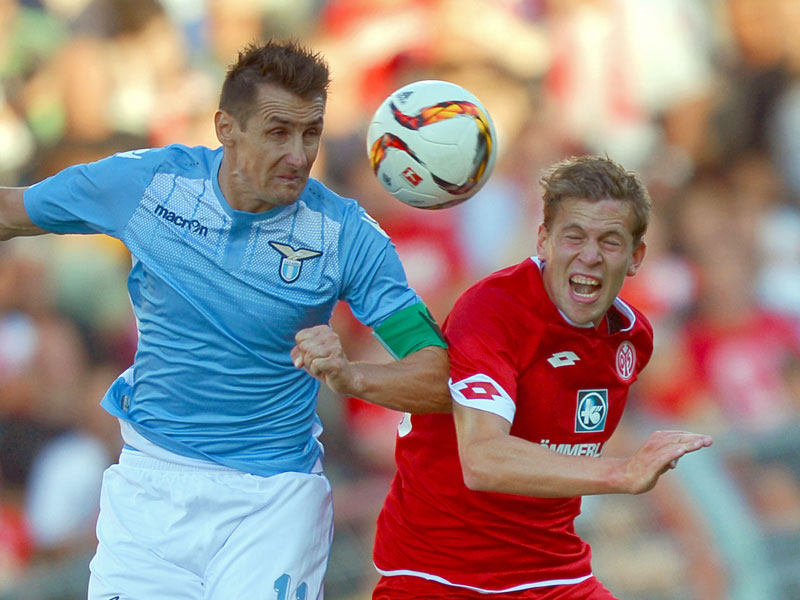 Lazio-St&#252;rmer Miroslav Klose gegen den Mainzer Fabian Frei.