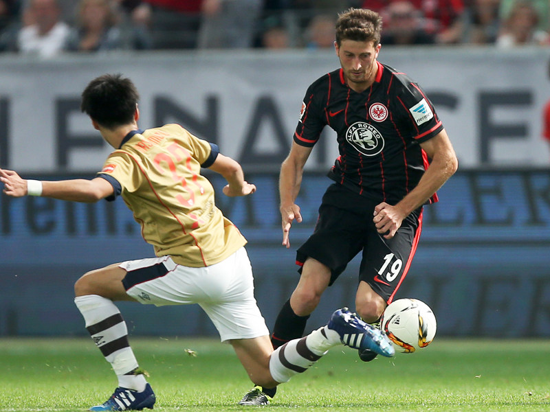 Starker Auftritt: Frankfurts Neuzugang David Abraham (re.) &#252;berzeugte gegen den FC Tokio. 