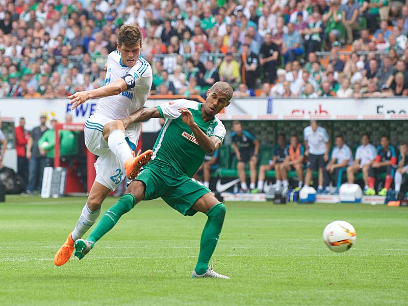Auftakt nach Ma&#223;: Klaas Jan Huntelaar beim 3:0 gegen Werders Theodor Gebre Selassie (re.).