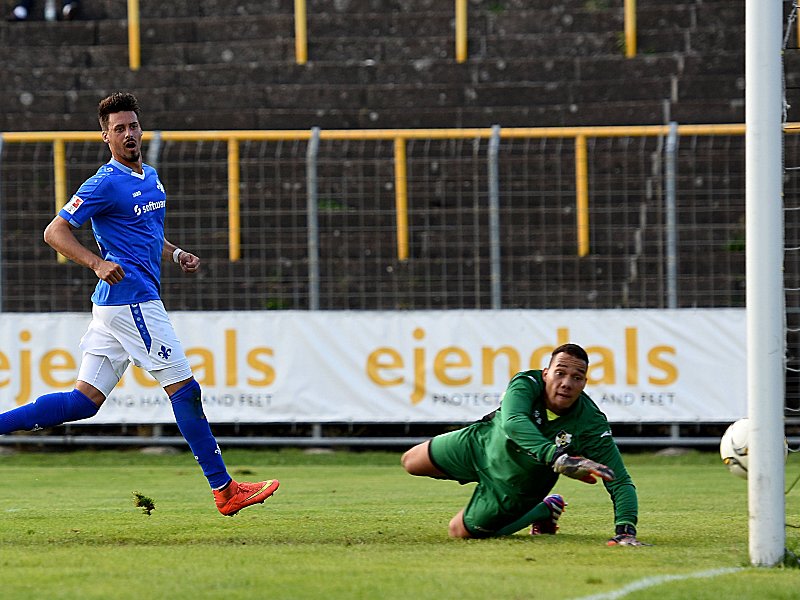 Darmstadts Sandro Wagner erzielt das zwischenzeitliche 5:1 gegen Neunkirchen.