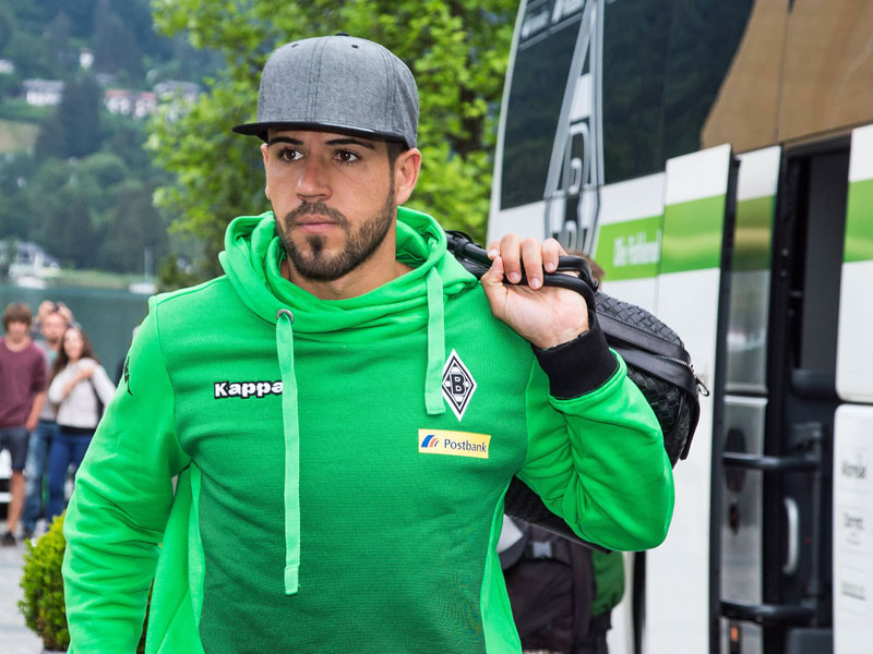 Will bald auch wieder vor dem Stadion aus dem Bus steigen: Gladbachers verletzter Alvaro Dominguez.