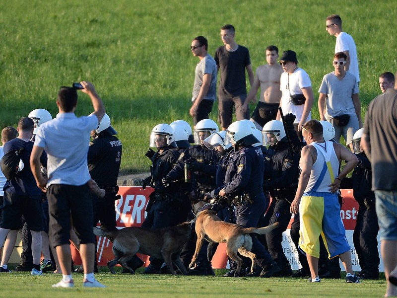 Die Polizei nahm rund um Frankfurts Testspiel gegen Leeds 25 Zuschauer fest.