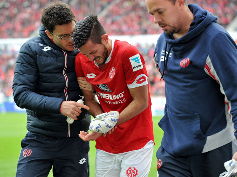 Das tat weh: Der Mainzer Danny Latza musste wegen einer Armverletzung ausgewechselt werden.