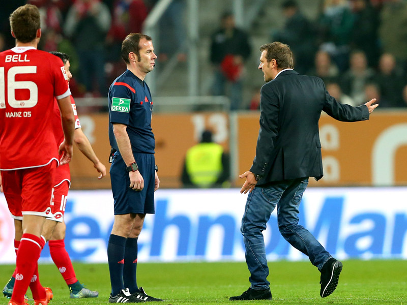 Referee Marco Fritz zeigt sich von Markus Weinzierls emotionalem Ausbruch nach dem Schlusspfiff unbeeindruckt.