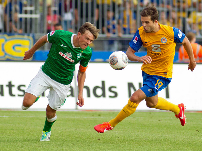Trafen sich zuletzt in der Bundesliga in der Saison 2013/14: Bremens Clemens Fritz (l.) und Braunschweigs Ken Reichel.