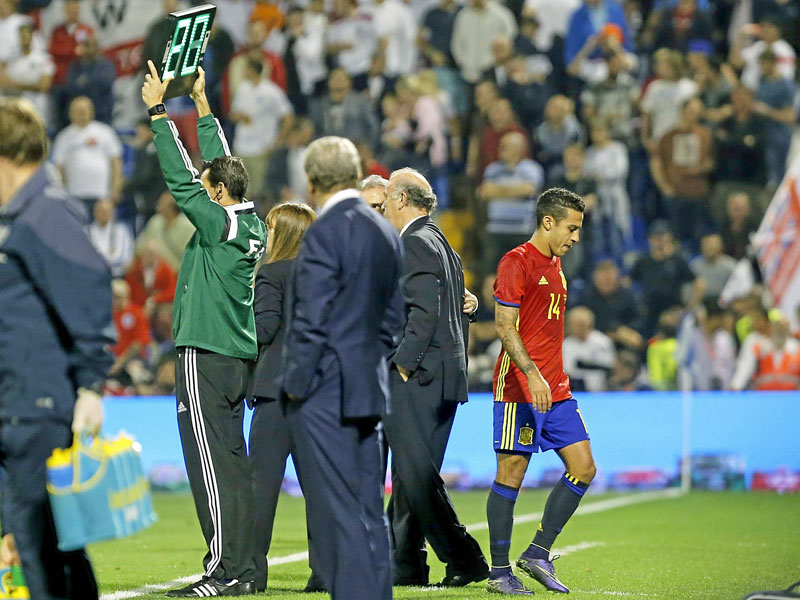 Angeschlagen ausgewechselt: Thiago muss bei Spaniens Testspielsieg gegen England vorzeitig vom Feld.