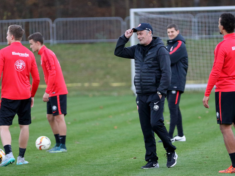 Gut gelaunt auf dem Trainingsplatz: Eintracht-Coach Armin Veh.
