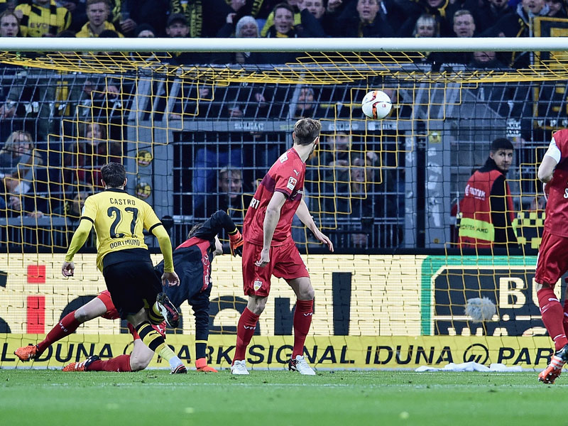 Dortmunds Castro staubt per Kopf zum fr&#252;hen 1:0 gegen Stuttgart ab.