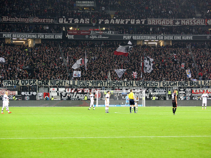 Dass Teile der Frankfurter Fans mit Darmstadt sympathisieren, kommt bei den Ultras nicht gut an (Plakat beim Heimspiel gegen Bayern).