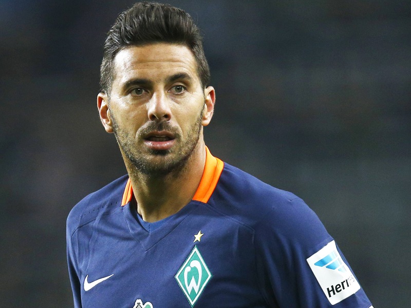Darf auf einen Startelfeinsatz im Nord-Derby hoffen: Bremens Angreifer Claudio Pizarro. 