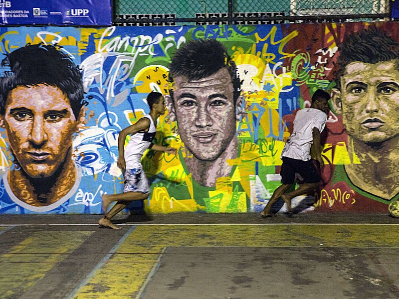 Die Protagonistem um den Ballon d&apos;Or 2015 auf einer Hauswand in Rio de Janeiro vereinigt: Lionel Messi, Neymar und Cristiano Ronaldo.