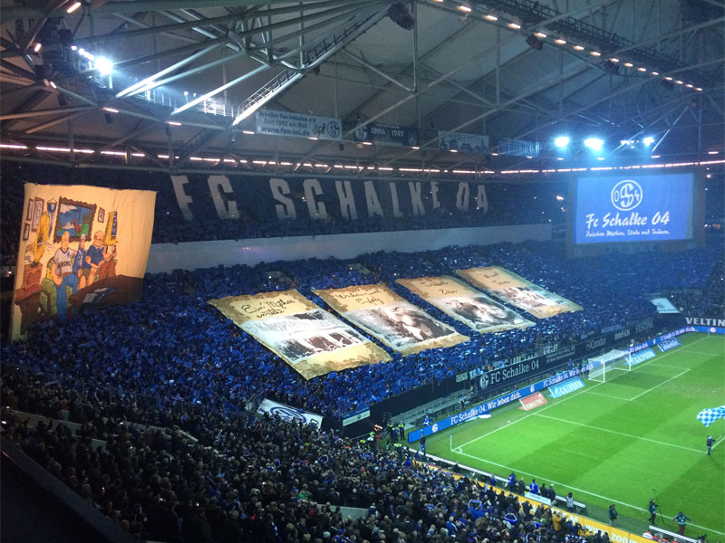 &quot;Beeindruckend und einzigartig&quot;: Die Schalke-Fans feierten sich und ihren Klub vor dem Heimspiel gegen Hannover.