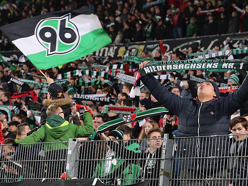 Nach dem Schalke-Spiel blieben nicht alle friedlich: Fans von Hannover 96.