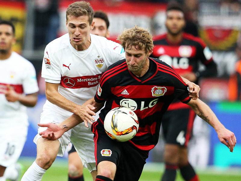 Krallt sich der VfB Leverkusens Angreifer? Hier packt Stuttgarts Daniel Schwaab gegen Stefan Kie&#223;ling (re.) zu.