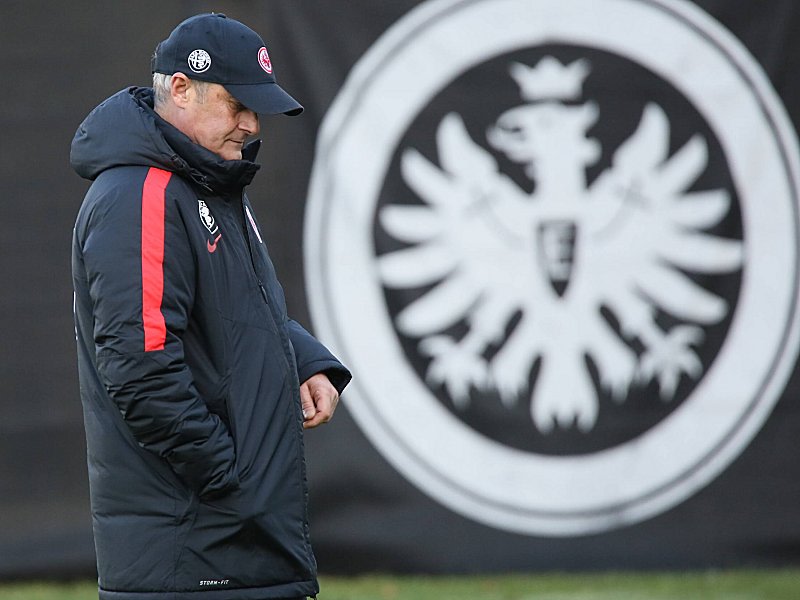 Ein nachdenklicher Eintracht-Coach Armin Veh gr&#252;belt &#252;ber die Aufstellung er Adlertr&#228;ger in Dortmund.